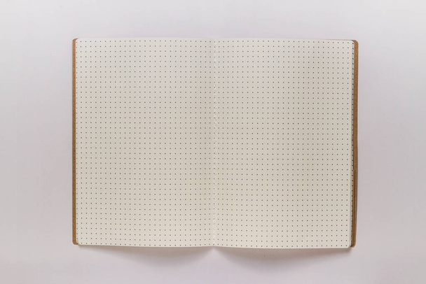Ένα διακεκομμένο βιβλίο σε λευκό φόντο φωτογραφία αρχείου - Φωτογραφία, εικόνα