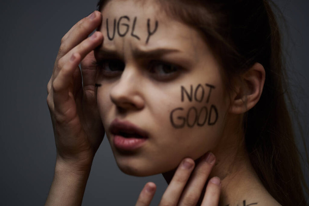 Эмоциональная женщина с надписями на теле расстроена расстройством серого фона - Фото, изображение