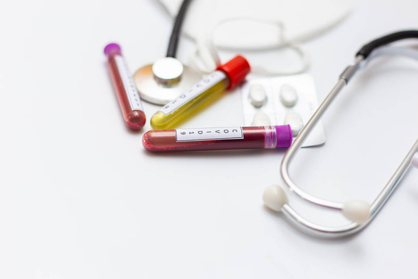 Divers équipements médicaux avec sang et vaccin Covid 19 isolés sur fond blanc - Photo, image