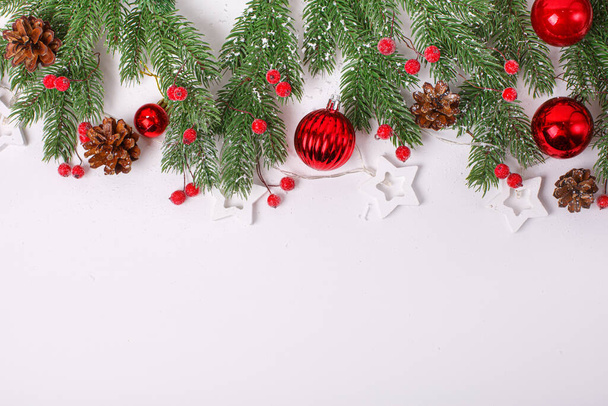 Χριστουγεννιάτικο φόντο, κόκκινα Χριστουγεννιάτικα παιχνίδια, χάντρες. Καλά Χριστούγεννα ευχετήρια κάρτα - Φωτογραφία, εικόνα