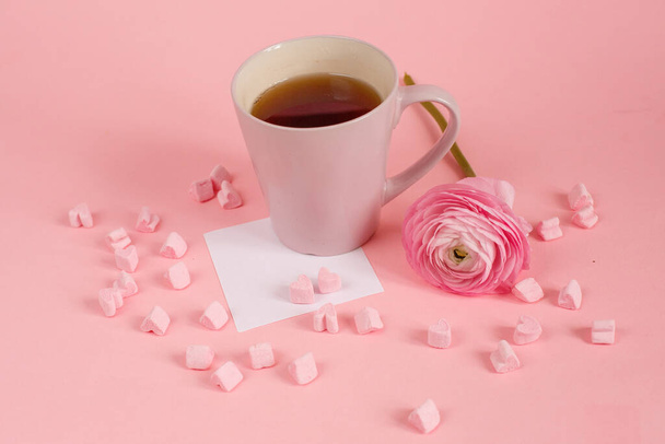 cup of tea with heart shaped marshmallow, rose and paper - Foto, afbeelding