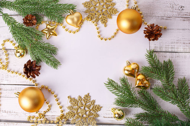 Noel arkaplanı, Altın Noel oyuncakları, boncuklar, mesaj için yer. Noel 'le birlikte tebrik kartı - Fotoğraf, Görsel