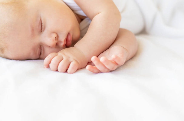 Baby schläft vor weißem Hintergrund. Selektiver Fokus. Menschen. - Foto, Bild