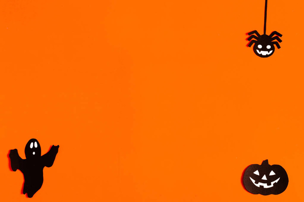 siluety Ducha, pavouka a dýně z černého papíru na oranžovém pozadí, halloweenský koncept, hotové uspořádání s prostorem pro text, kopírovací prostor. Plocha pro váš design - Fotografie, Obrázek