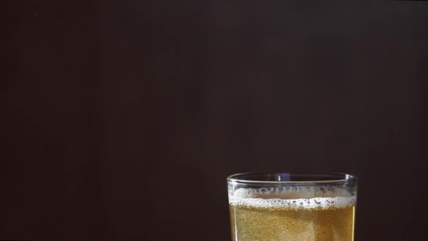 Makró feles, világos sört öntve az üvegbe. - Felvétel, videó