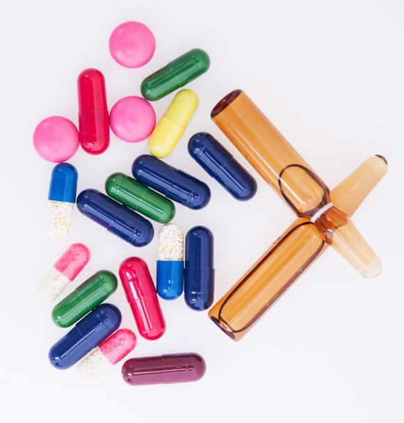 vele gekleurde pillen voor een effectieve behandeling - Foto, afbeelding