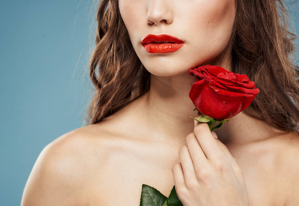 Romanttinen nainen punainen ruusu paljasti hartiat ja sininen tausta brunette - Valokuva, kuva