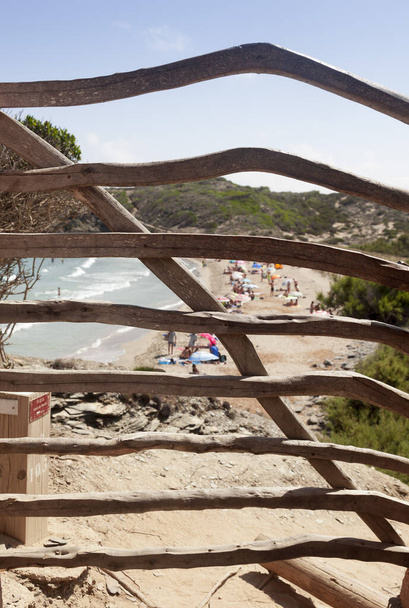 Las barreras menorquinas son puertas de madera de olivo (ullastre) utilizadas en el entorno rural de la isla de Menorca y que constituyen un elemento del patrimonio cultural de esa isla. Las barreras menorquinas han servido para controlar el paso - Foto, Imagen