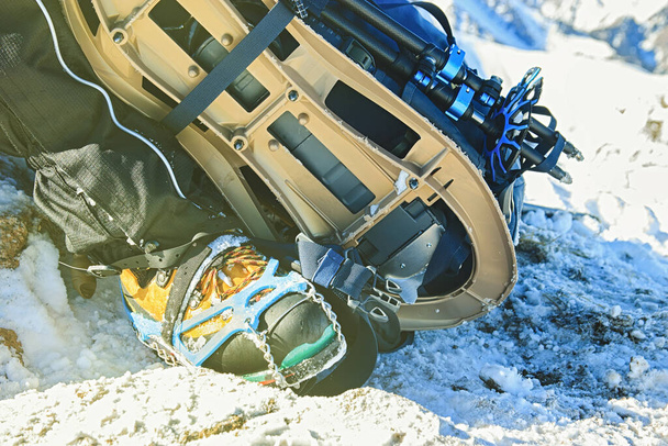 雪景色に対する登山機器。冬のスポーツ、旅行、冒険の概念. - 写真・画像