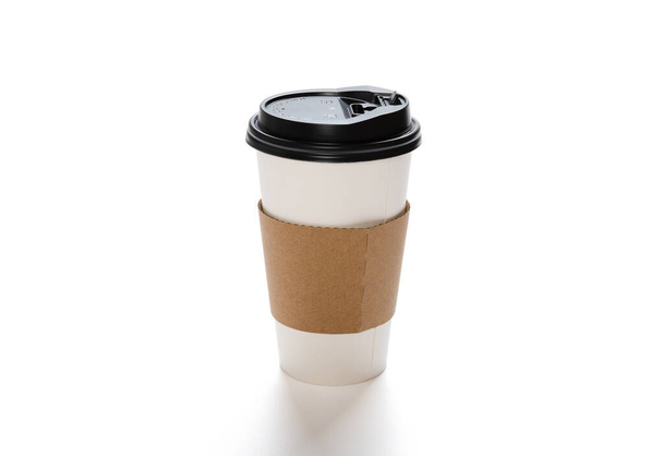 χάρτινο φλιτζάνι καφέ σε λευκό χρώμα με μονοπάτι αποκοπής - Φωτογραφία, εικόνα