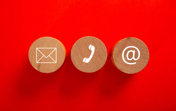 Bloco de madeira com símbolo telefone, e-mail e endereço. Conceptual de contato conosco e conceito de e-mail marketing. - Foto, Imagem
