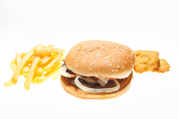 Klassinen liikemies lounas: hampurilainen, ranskalaiset perunat ja nugetteja - Valokuva, kuva