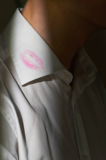Rúzsnyomok egy férfi fehér ing gallérján. - Fotó, kép