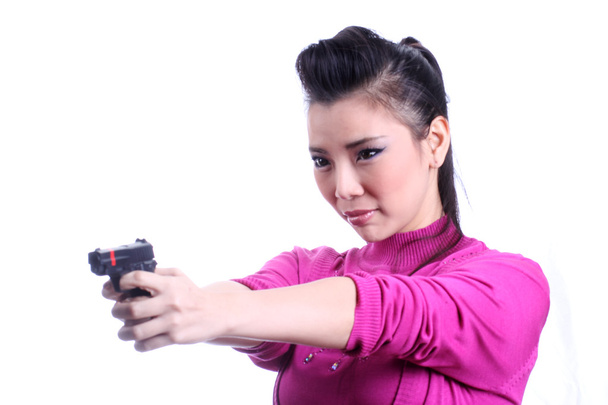 азиатка с пистолетом
 - Фото, изображение