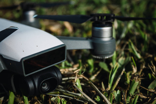 dron de cámara en un prado verde - Foto, Imagen