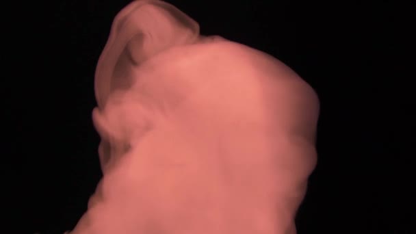 Schwebender Rauch oder Nebel. Sieden ist das Sieden einer Gaswolke aus Dampf oder einer chemischen Substanz. Glänzend rollende giftige Gaswolke aus Reagenzien in der Chemie. Gifte und giftige Substanzen in Bewegung - Filmmaterial, Video