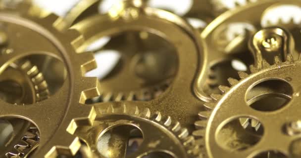 Engranajes dorados antiguos girando en mecanismo de trabajo  - Metraje, vídeo