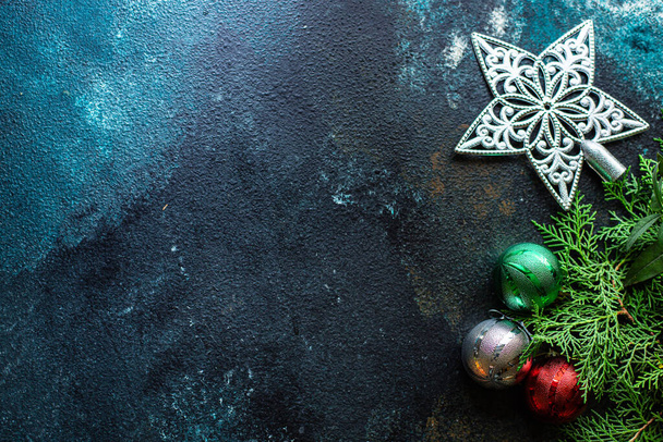 kerstmis achtergrond nieuwjaar speelgoed kaart of foto sparren en gouden tinsel lichten en feestelijke sfeer decoratie - Foto, afbeelding