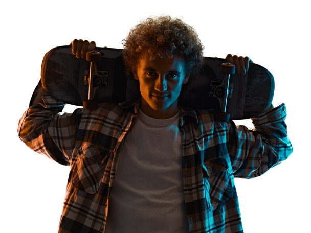 jeune homme skateboarder Skateboard isolé fond blanc ombre silhouette - Photo, image