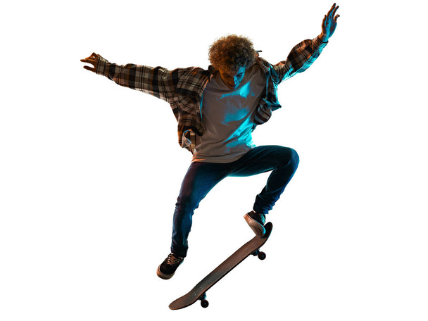 jonge man skateboarder skateboarden geïsoleerde witte achtergrond schaduw silhouet - Foto, afbeelding