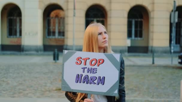 Blondynka protestująca, by powstrzymać krzywdę trzymając parowiec - Materiał filmowy, wideo