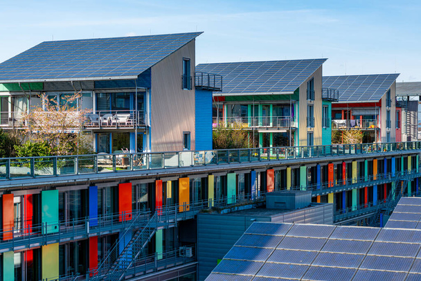 緑の都市、フライブルクのサンシップ(ソンネンシュフィフ)の詳細。太陽光発電船はドイツのブラックフォレストのフライブルクにあるソーラービレッジ・ヴォーバンにあります。代替エネルギーと再生可能エネルギーの使用で知られています。. - 写真・画像
