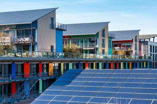 Λεπτομέρειες για το Sunship (Sonnenschiff) στην πράσινη πόλη του Φράιμπουργκ. Το ηλιακό σκάφος βρίσκεται στο ηλιακό χωριό Vauban στο Freiburg, Black Forest, Γερμανία. Είναι γνωστό για τη χρήση της εναλλακτικής και ανανεώσιμης ενέργειας. - Φωτογραφία, εικόνα