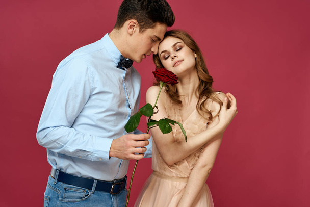 portré romantikus pár szerelmes vörös rózsa elszigetelt háttér és klasszikus öltöny esti ruha - Fotó, kép