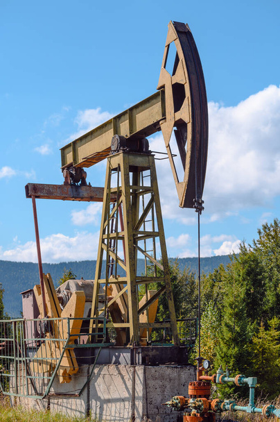 Čerpadlo. Zařízení ropného průmyslu v Karpatech. - Fotografie, Obrázek