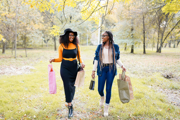 šťastný africký holky procházky po ulici s nákupními taškami - Fotografie, Obrázek