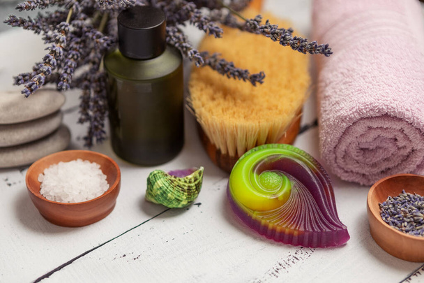 käsintehty laventeli saippua valmistettu purista saippualastut, pyyhe ja öljy, käsite kylpylä ja itsehoito kotona - Valokuva, kuva