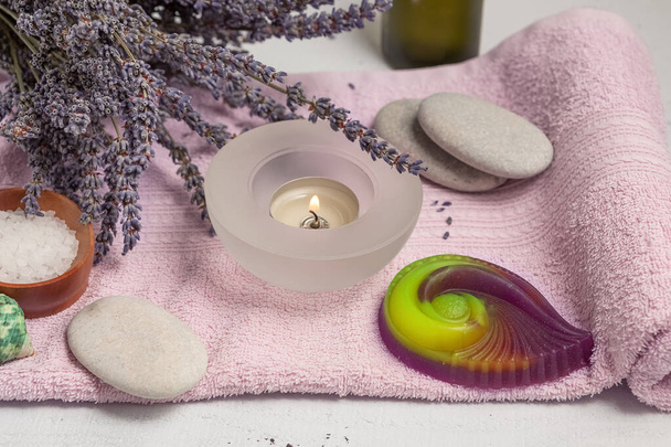 käsintehty laventeli saippua valmistettu purista saippualastut, pyyhe ja öljy, käsite kylpylä ja itsehoito kotona - Valokuva, kuva