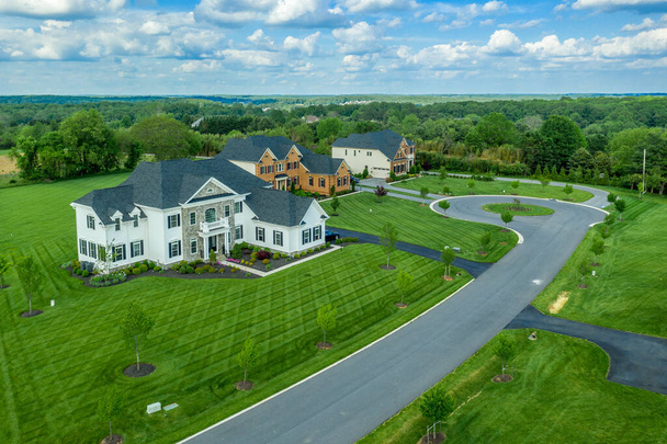 Luchtfoto panorama van nieuwe wijk straat met luxe onroerend goed woningen, herenhuizen, bakstenen villa 's met een rotonde en blauwe hemel in Maryland Verenigde Staten - Foto, afbeelding