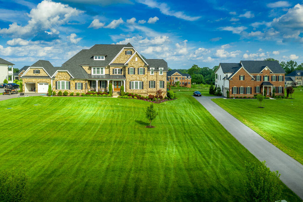 Panorama aérien de luxe haut de gamme maison individuelle quartier communautaire avec grand ciel nuageux vert immobilier bleu sur la côte est des États-Unis - Photo, image