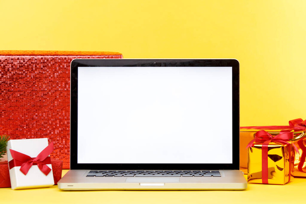 Tula, 28 09 19: Koncepcja zakupów online na wyświetlaczu laptopa. Biały ekran. - Zdjęcie, obraz