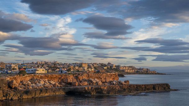 Pôr do sol / nascer do sol em incríveis penhascos rochosos paisagem marinha na costa da costa de Torrevieja, mar Mediterrâneo, Alicante, Espanha. Céu calmo nublado. - Foto, Imagem
