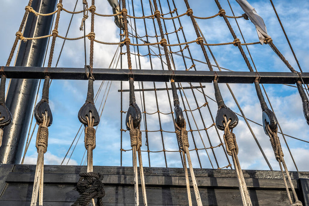 トルレビエハ、アリカンテ、スペインの港で古い海賊船の権利2019. - 写真・画像