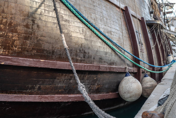 Embarquement d'un vieux bateau pirate dans le port de Torrevieja, Alicante, Espagne 2019. - Photo, image