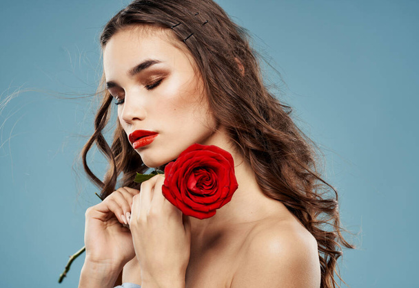 Mulher apaixonada com sombra rosa vermelha nos olhos nas pálpebras fundo azul vista cortada - Foto, Imagem