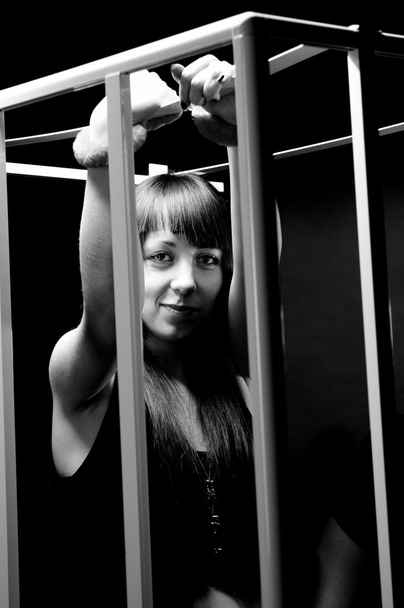 Портрет сексуальной женщины в наручниках в клетке
 - Фото, изображение