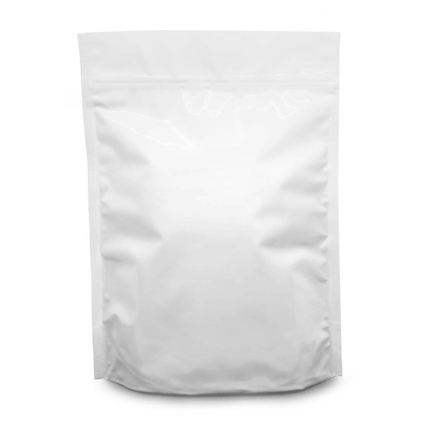 Mockup saco de plástico branco branco bolsa com espaço de cópia isolado no fundo branco - Foto, Imagem