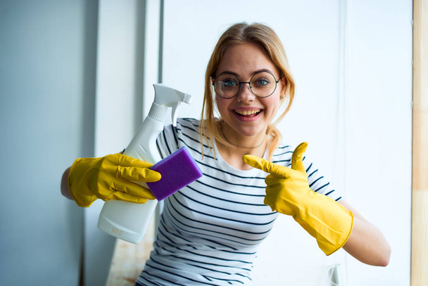 Χαρούμενη καθαρίστρια σε πλαστικά γάντια εργαλεία καθαρισμού εσωτερικό σέρβις - Φωτογραφία, εικόνα