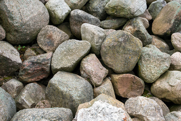 куча валунов крупным планом из природного камня - Фото, изображение