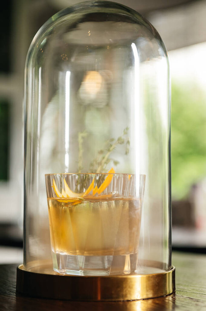 Whisky & Smoke. Autumn old fashion with orange and thyme. Experimental alcoholic cocktail in a flask with smoke - Φωτογραφία, εικόνα