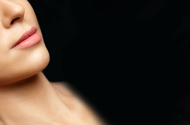 lähikuva naisesta, jolla on huulten pysyvä meikki. Tekstitila - Valokuva, kuva