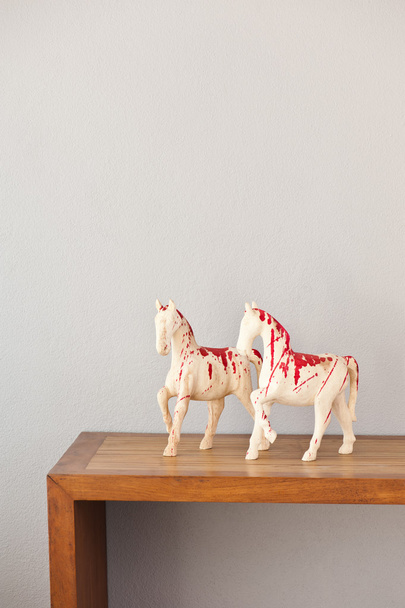 Escultura de caballo de madera
 - Foto, Imagen