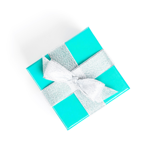 blaue Geschenkschachtel mit silbernem Band - Foto, Bild