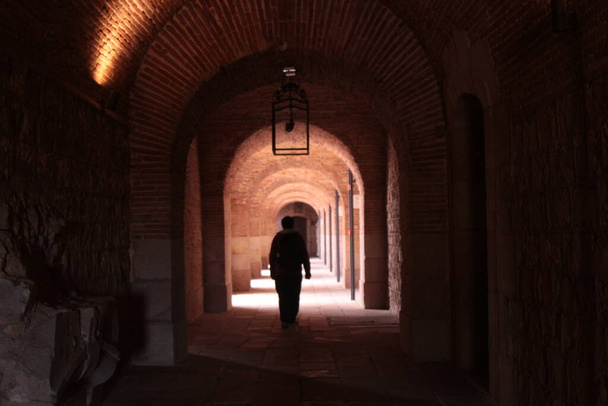 Caminando en los pasillos del castillo Montjuic - Foto, Bild