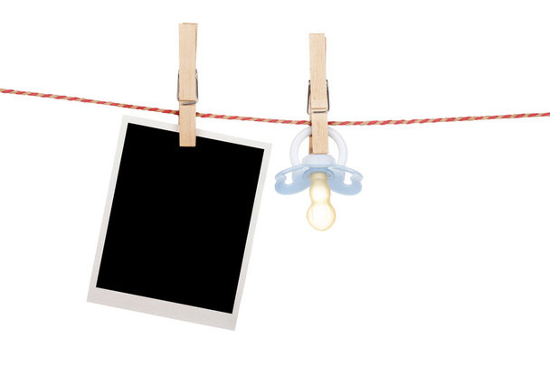 Мгновенное фото и соска висят на бельевой веревке
 - Фото, изображение