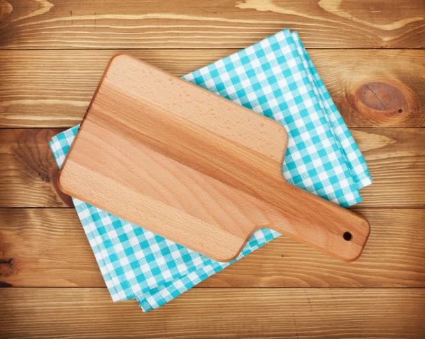 Tabla de cortar sobre toalla de cocina
 - Foto, imagen